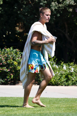 07.10 | Justin Bieber é fotografado em Laguna Beach, California