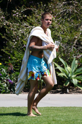 07.10 | Justin Bieber é fotografado em Laguna Beach, California