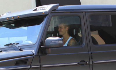 15.07 | Justin Bieber é fotografado em Beverly Hills, CA