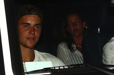 18.07 | Justin Bieber é fotografado em Laguna Beach, CA