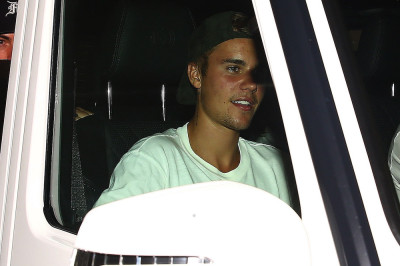 18.07 | Justin Bieber é fotografado em Laguna Beach, CA