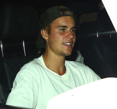 18.07 | Justin Bieber é fotografado em Laguna Beach, CA