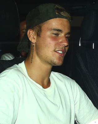 18.07 | Justin Bieber é fotografado em Laguna Beach, CA