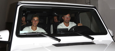 18.07 | Justin Bieber é fotografado em Laguna Beach, CA