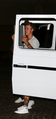 18.07 | Justin Bieber é fotografado em Laguna Beach, CA