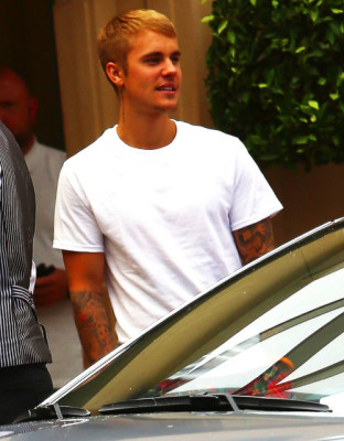 19.07 | Justin Bieber é fotografado em Beverly Hills, CA