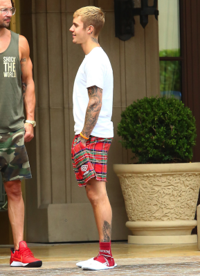 19.07 | Justin Bieber é fotografado em Beverly Hills, CA