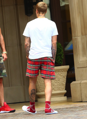 19.07 | Justin Bieber é fotografado em Beverly Hills, CA