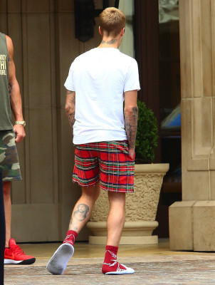19.07 | Justin Bieber é fotografado em Beverly Hills, CA