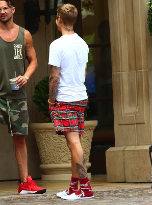 19.07 | Justin Bieber é fotografado em Beverly Hills, CA