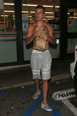 22.07 | Justin Bieber deixando a conveniência 7-Eleven em Beverly Hills, CA