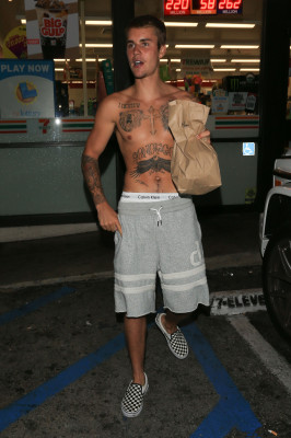 22.07 | Justin Bieber deixando a conveniência 7-Eleven em Beverly Hills, CA