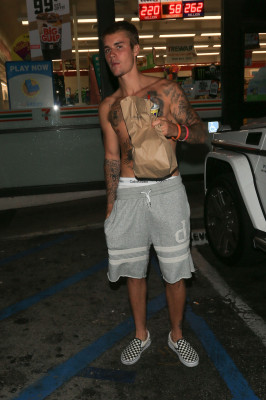22.07 | Justin Bieber deixando a conveniência 7-Eleven em Beverly Hills, CA