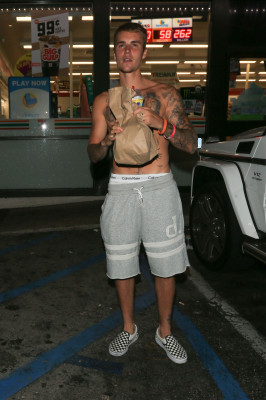 22.07 | Justin Bieber deixando a conveniência 7-Eleven em Beverly Hills, CA