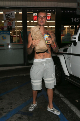 22.07 | Justin Bieber deixando a conveniência 7-Eleven em Beverly Hills, CA