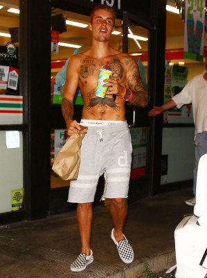 22.07 | Justin Bieber deixando a conveniência 7-Eleven em Beverly Hills, CA