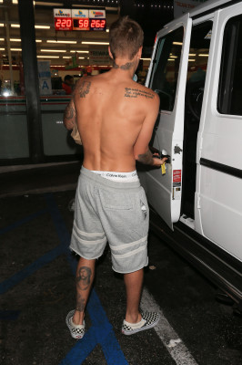 22.07 | Justin Bieber deixando a conveniência 7-Eleven em Beverly Hills, CA