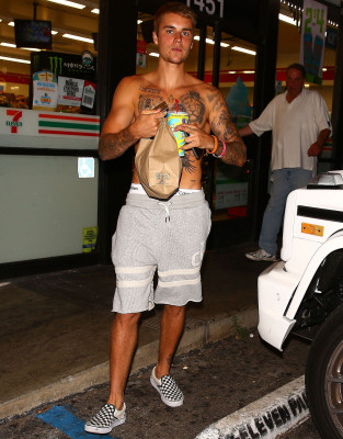 22.07 | Justin Bieber deixando a conveniência 7-Eleven em Beverly Hills, CA