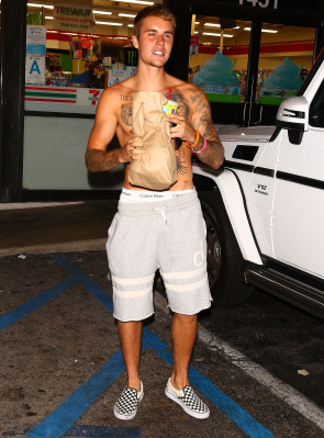 22.07 | Justin Bieber deixando a conveniência 7-Eleven em Beverly Hills, CA