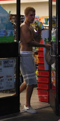 22.07 | Justin Bieber deixando a conveniência 7-Eleven em Beverly Hills, CA