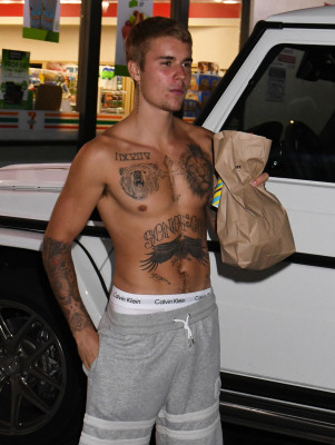 22.07 | Justin Bieber deixando a conveniência 7-Eleven em Beverly Hills, CA