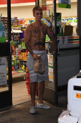 22.07 | Justin Bieber deixando a conveniência 7-Eleven em Beverly Hills, CA
