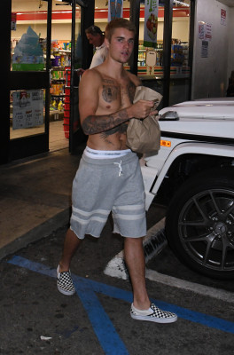 22.07 | Justin Bieber deixando a conveniência 7-Eleven em Beverly Hills, CA