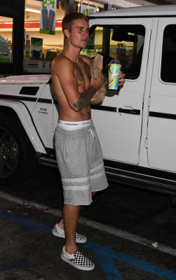 22.07 | Justin Bieber deixando a conveniência 7-Eleven em Beverly Hills, CA