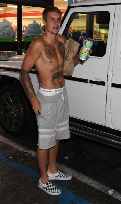22.07 | Justin Bieber deixando a conveniência 7-Eleven em Beverly Hills, CA