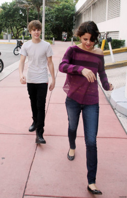 18.12 | Justin Bieber passeando com Selena Gomez em Miami