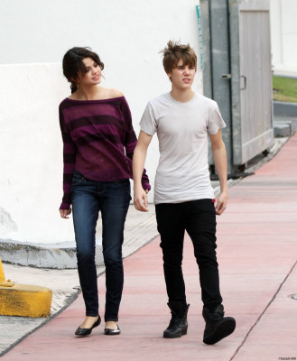 18.12 | Justin Bieber passeando com Selena Gomez em Miami