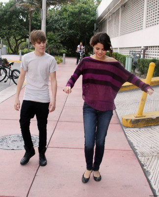 18.12 | Justin Bieber passeando com Selena Gomez em Miami