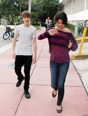 18.12 | Justin Bieber passeando com Selena Gomez em Miami
