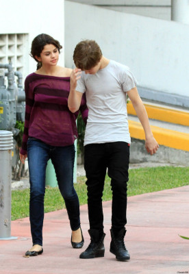 18.12 | Justin Bieber passeando com Selena Gomez em Miami