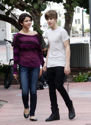 18.12 | Justin Bieber passeando com Selena Gomez em Miami
