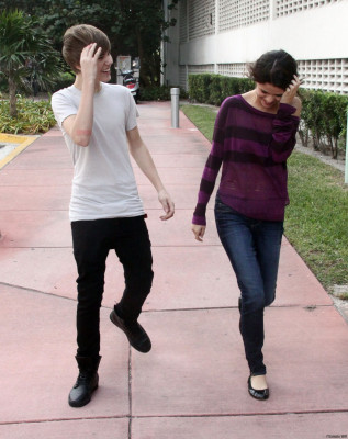 18.12 | Justin Bieber passeando com Selena Gomez em Miami