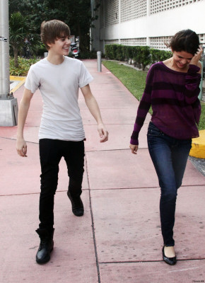 18.12 | Justin Bieber passeando com Selena Gomez em Miami