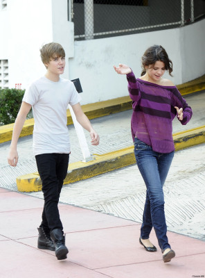 18.12 | Justin Bieber passeando com Selena Gomez em Miami