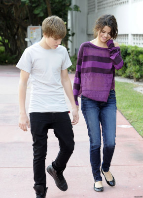 18.12 | Justin Bieber passeando com Selena Gomez em Miami