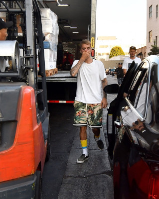 25.07 | Justin Bieber no Mastro’s Steakhouse em Beverly Hills, Califórnia