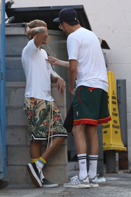 25.07 | Justin Bieber no Mastro’s Steakhouse em Beverly Hills, Califórnia