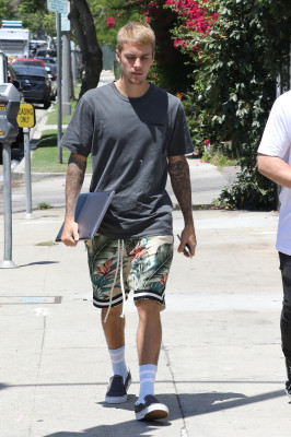 26.07 | Justin Bieber é visto pelas ruas de Los Angeles, CA