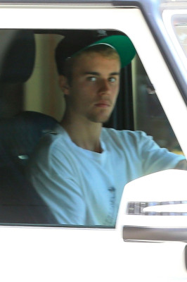 28.07 | Justin Bieber é visto em Beverly Hills, CA