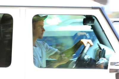 28.07 | Justin Bieber é visto em Beverly Hills, CA