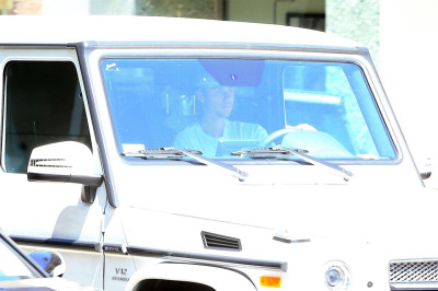 28.07 | Justin Bieber é visto em Beverly Hills, CA