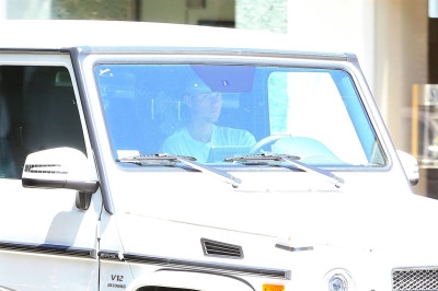 28.07 | Justin Bieber é visto em Beverly Hills, CA