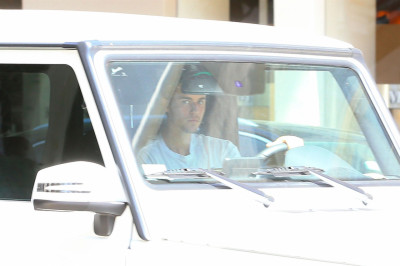 28.07 | Justin Bieber é visto em Beverly Hills, CA