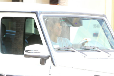 28.07 | Justin Bieber é visto em Beverly Hills, CA