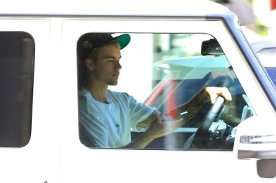 28.07 | Justin Bieber é visto em Beverly Hills, CA