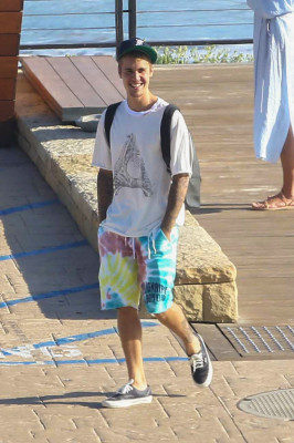 28.07 | Justin Bieber é fotografado em Malibu, na Califórnia
